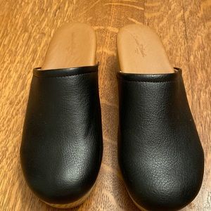 Universal Threads black clogs trendy and cute like you!